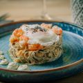 Gulas salteadas con langostinos<br> y huevo poché al estilo Lara